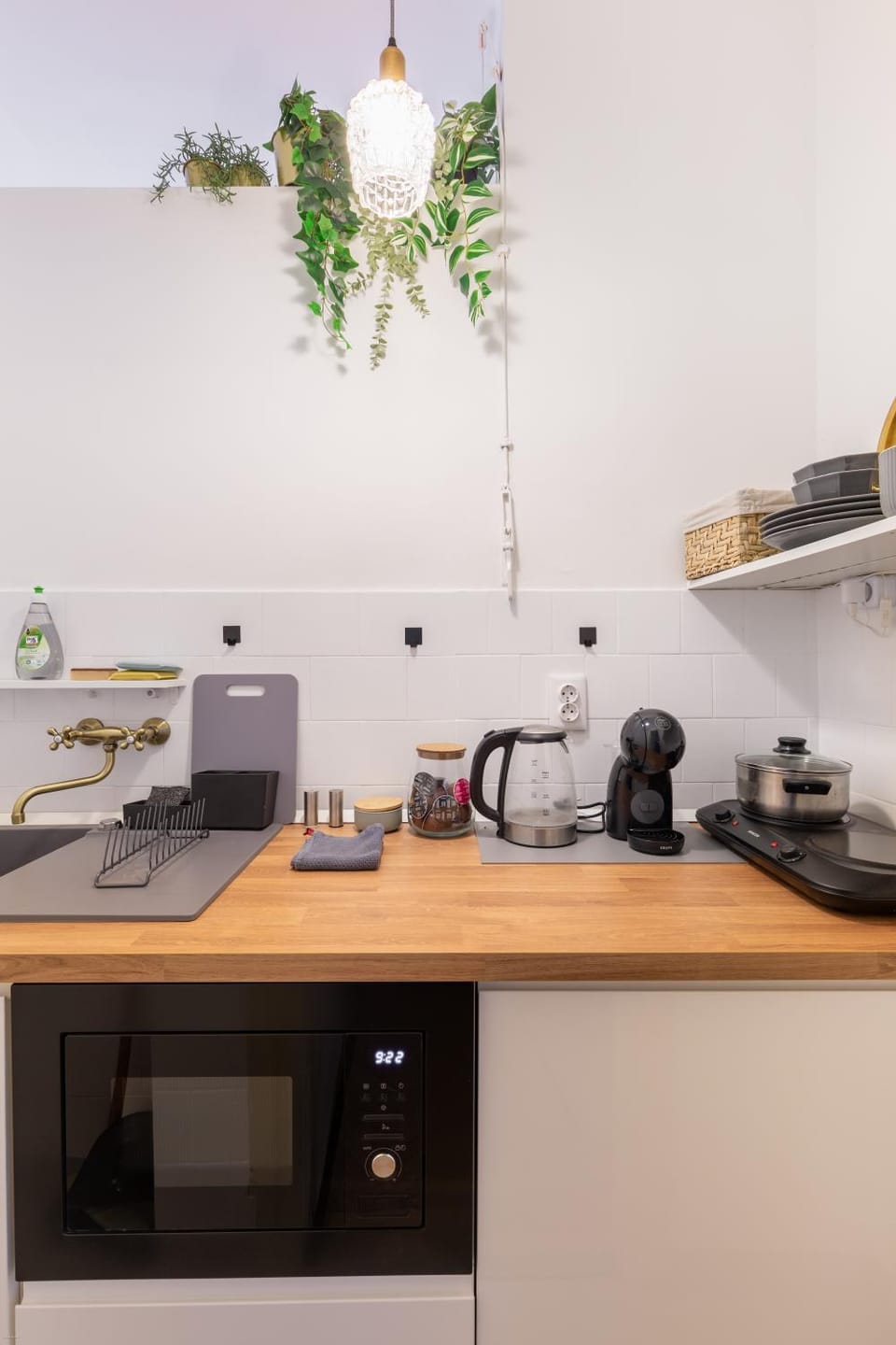 Coffee/tea facilities, Kitchen or kitchenette, stove