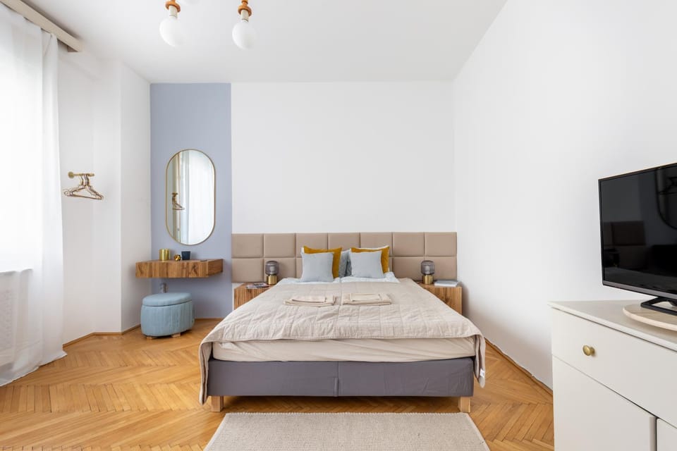 Bed, TV and multimedia, Living room