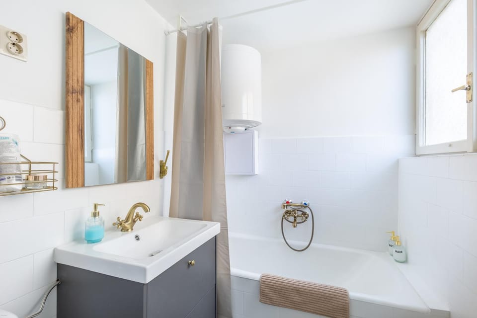Bathroom, Bath, towels
