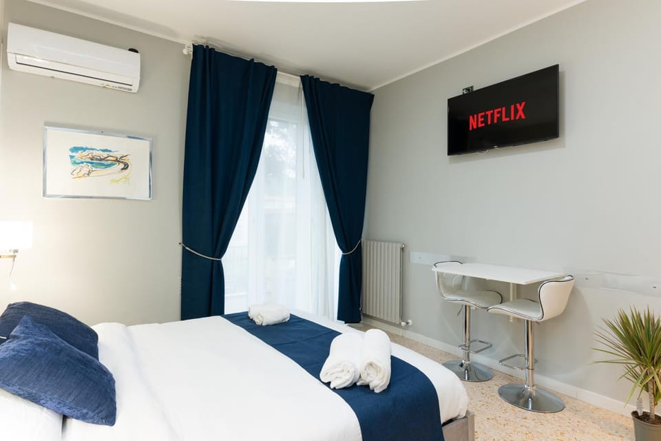 Bed, TV and multimedia, Photo of the whole room, Bedroom, towels, air conditioner