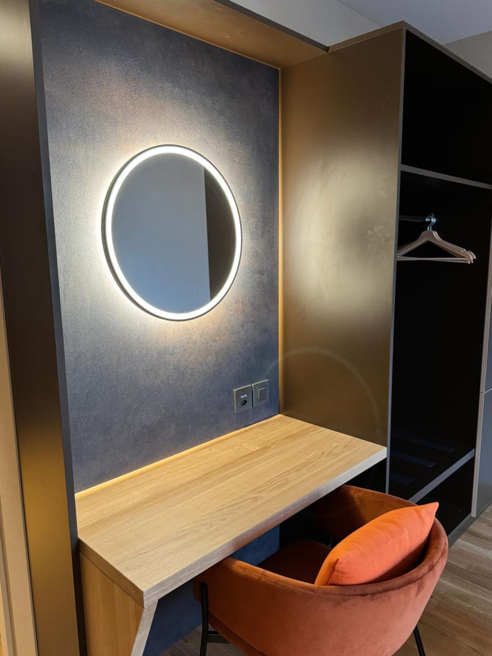 hair dresser, wardrobe