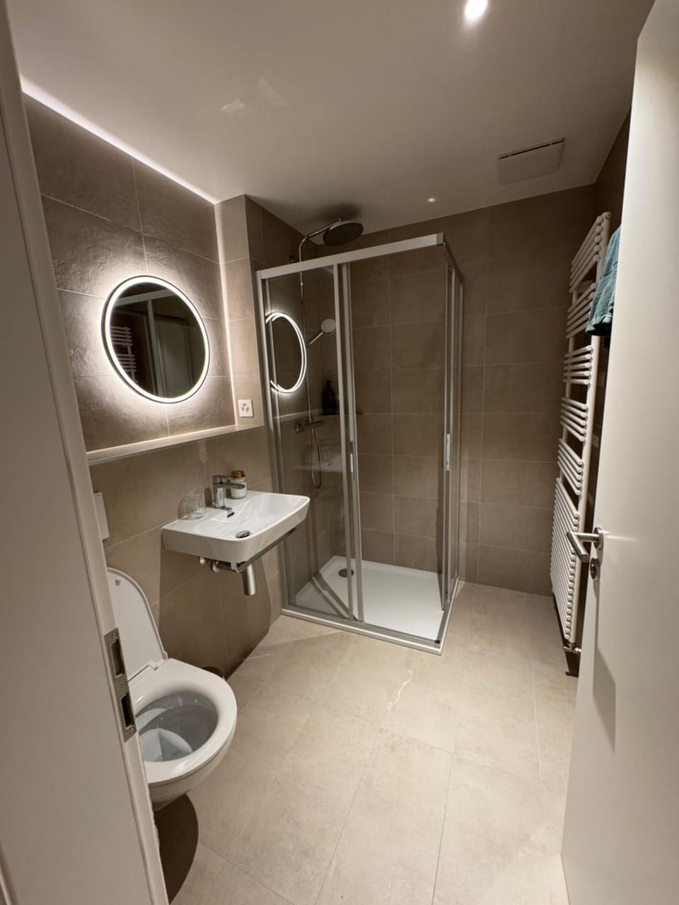 Shower, Toilet, Bathroom, towels