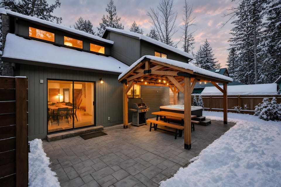 Stay Portland - Alpine Retreat Hot Tub, Fire Pit & Game Room House in Mount Hood Village