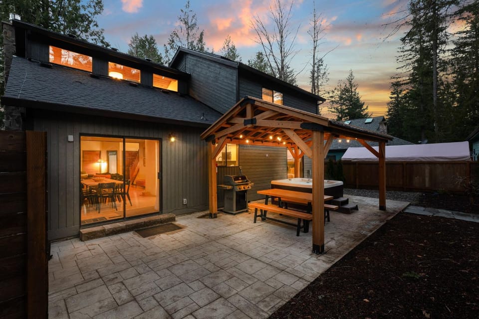Stay Portland - Alpine Retreat Hot Tub, Fire Pit & Game Room House in Mount Hood Village