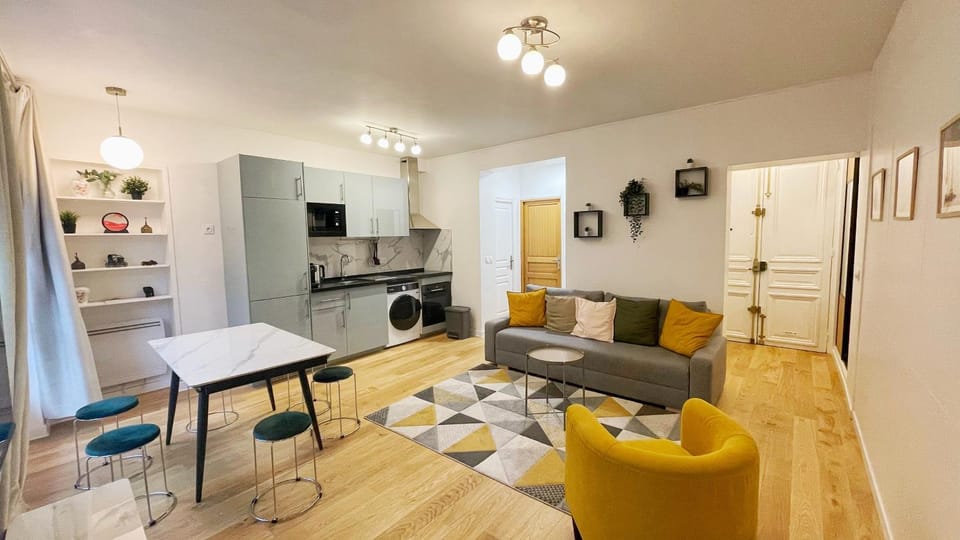 Kitchen or kitchenette, Living room, Seating area, Dining area