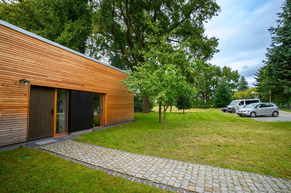 Property building, Day, Natural landscape, Garden, Garden view, Parking