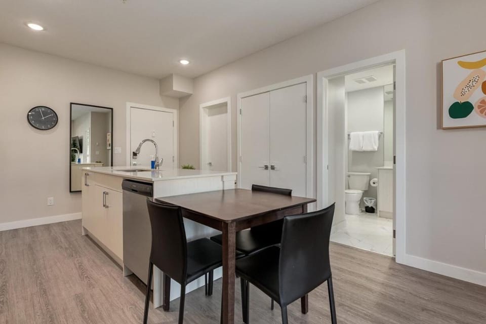 Pet Friendly 2 Bed Close to Downtown Apartment in Calgary