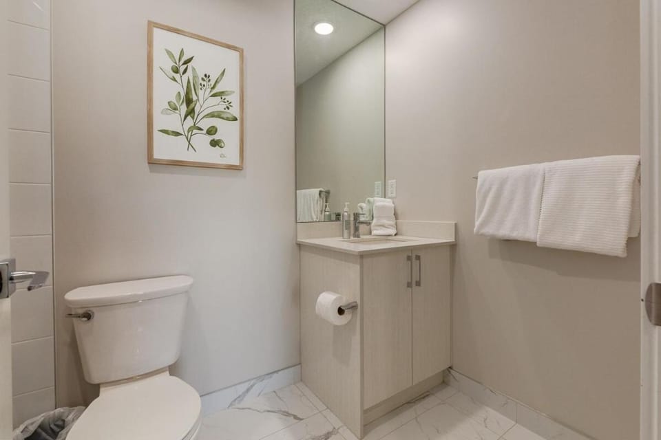 Pet Friendly 2 Bed Close to Downtown Apartment in Calgary