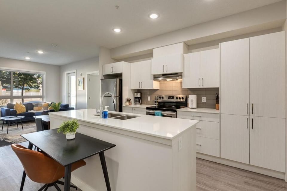 Pet Friendly 2 Bed Close to Downtown Apartment in Calgary