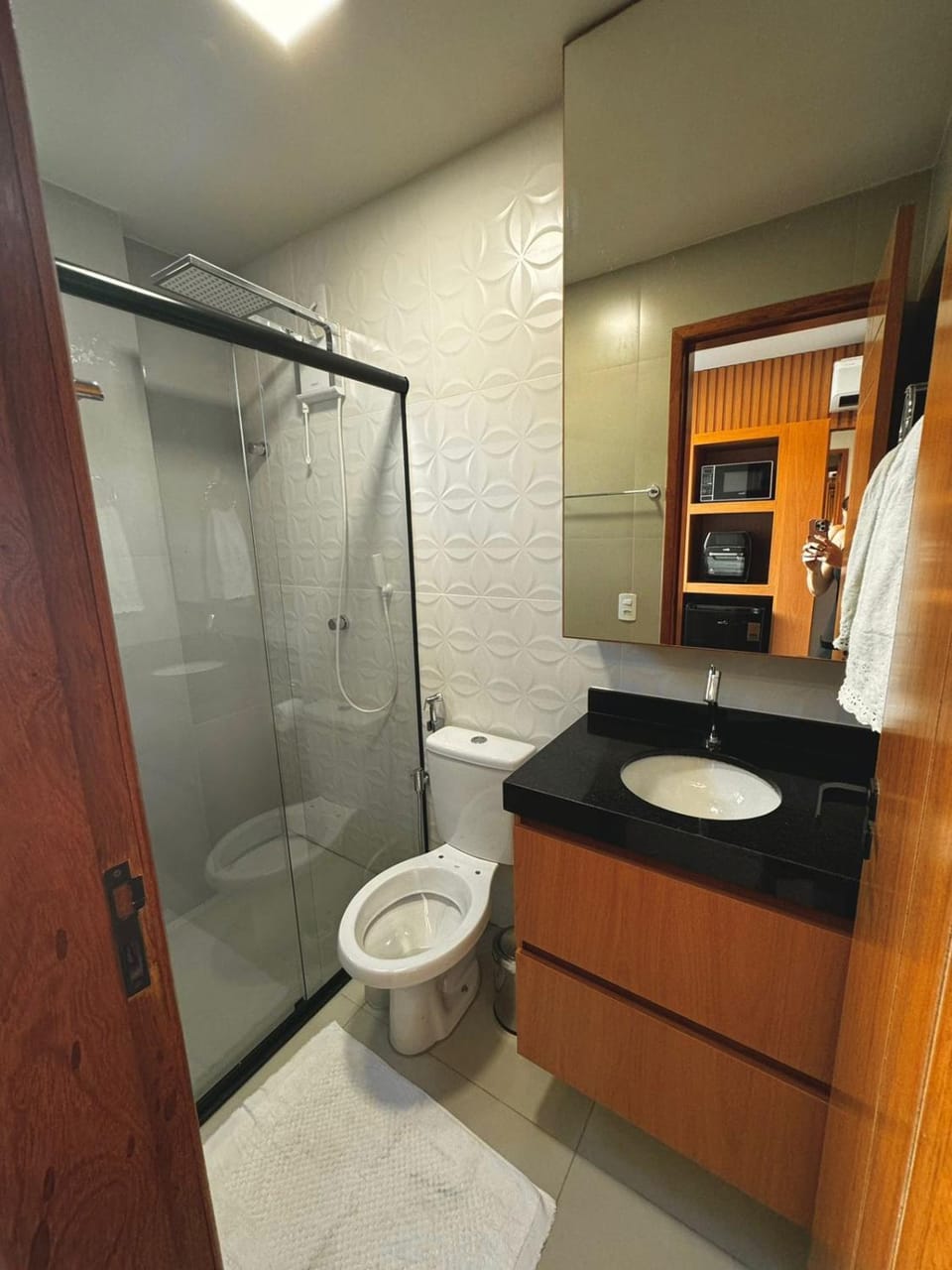 Shower, Toilet, Bathroom, towels