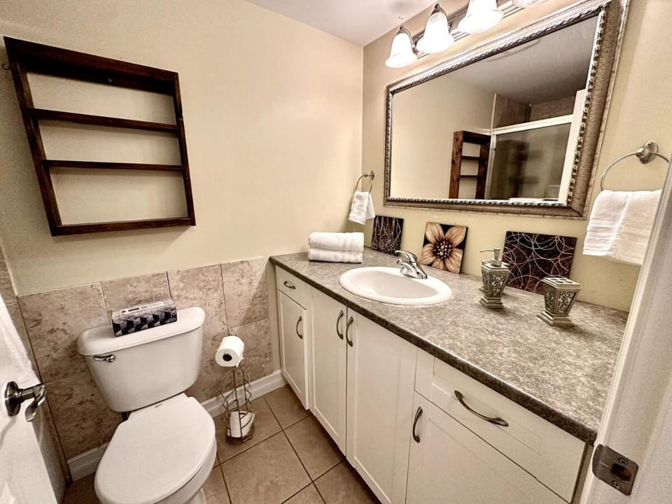 2 BR Spacious Ground Level Suite Apartment in Vancouver Island