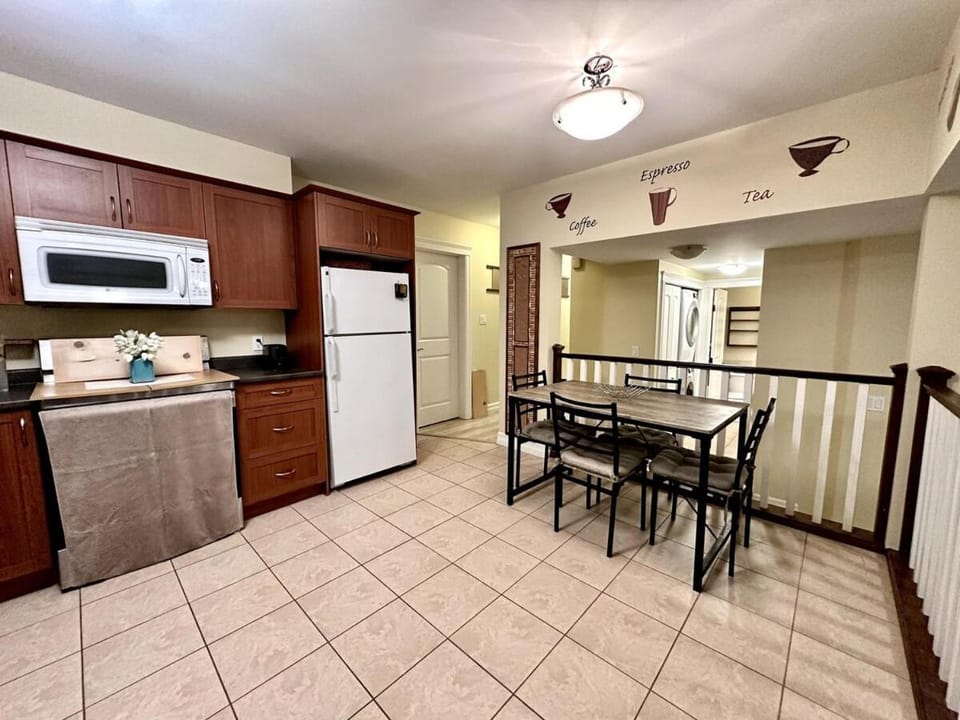 2 BR Spacious Ground Level Suite Apartment in Vancouver Island