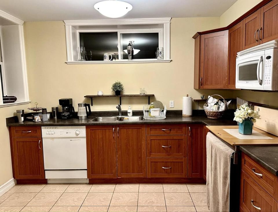 2 BR Spacious Ground Level Suite Apartment in Vancouver Island