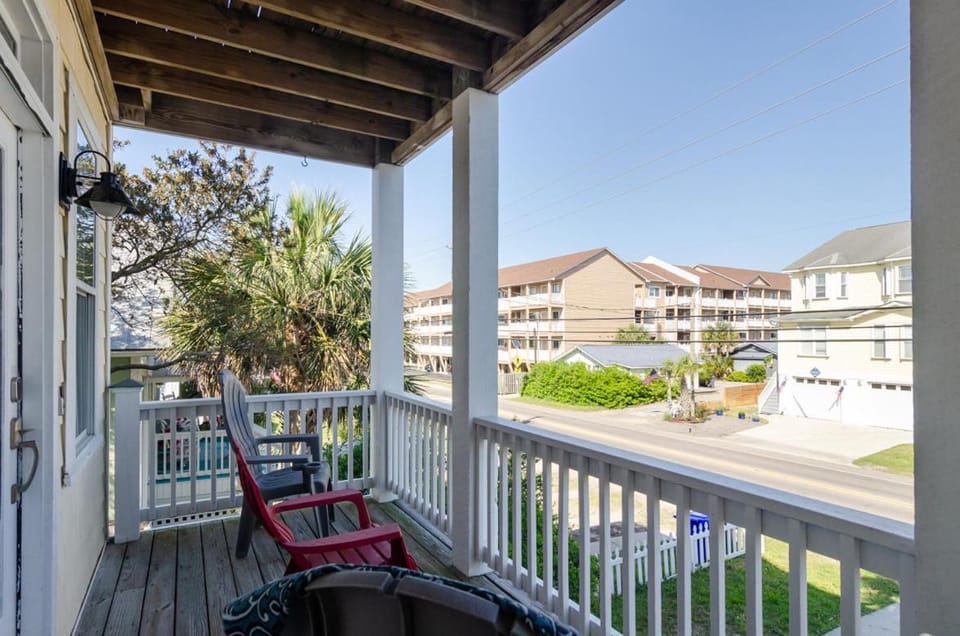 Peaki Tiki by Bryant Real Estate House in Carolina Beach