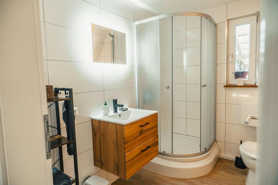 Shower, Toilet, Bathroom, towels