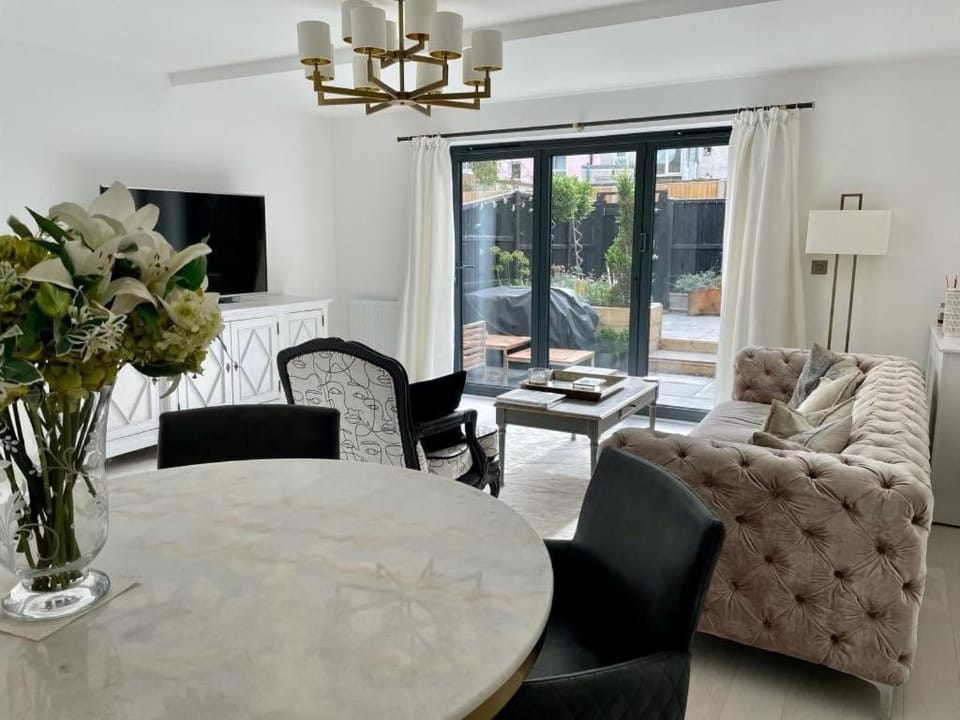 TV and multimedia, Living room, Seating area, Dining area