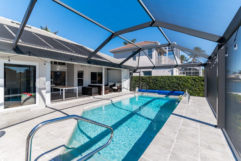 Charming 4 Bed Waterfront Escape w/ Heated Pool and Dock House in Marco Island