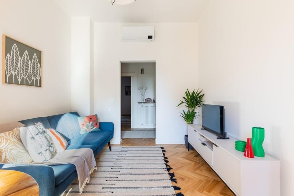 Bed, TV and multimedia, Living room
