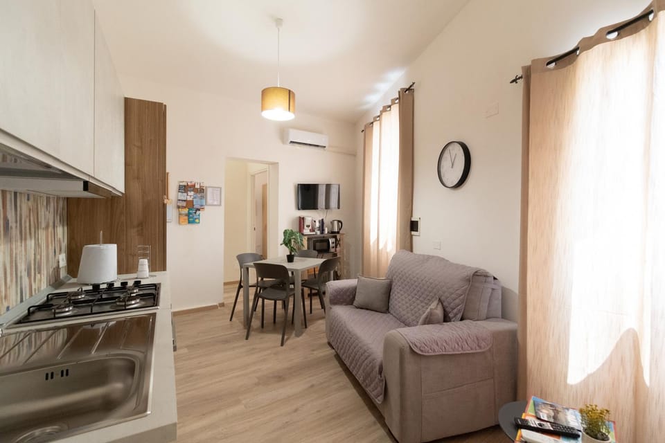 Kitchen or kitchenette, Seating area, Dining area, stove