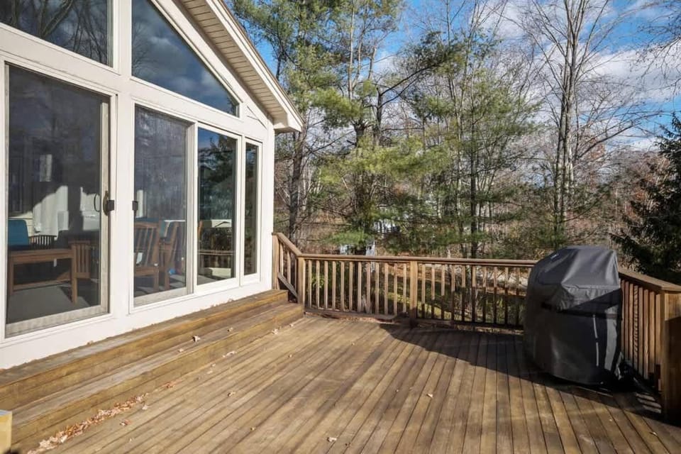 Halfmoon Lake 3BR Home w Game Room Deck Dock House in Barnstead