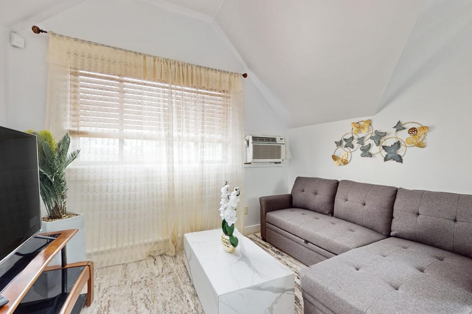 3 Mi to Franklin Park Zoo! Bright Residential Stay House in Roslindale