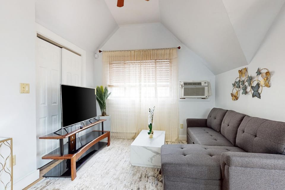 3 Mi to Franklin Park Zoo! Bright Residential Stay House in Roslindale