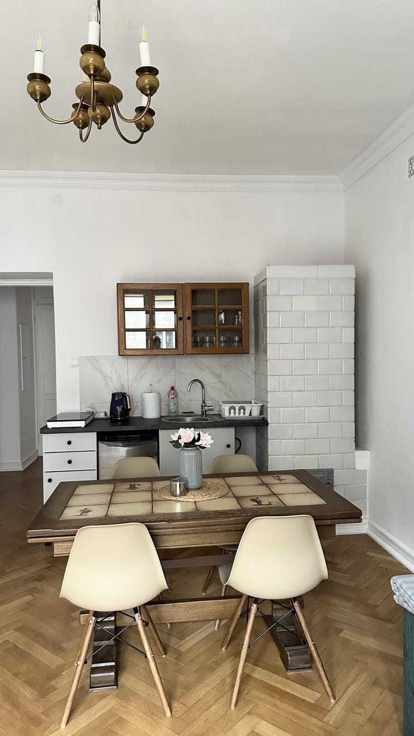 Coffee/tea facilities, Kitchen or kitchenette, Seating area, Food