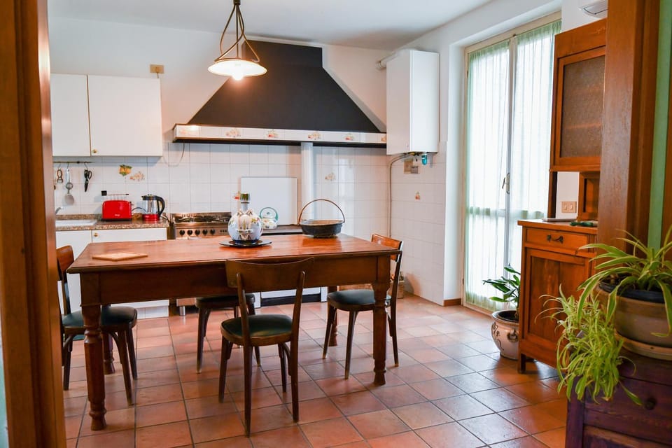 Kitchen or kitchenette, Dining area, pet friendly, stove