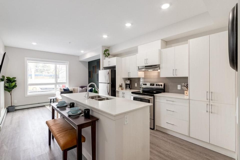 Pet Friendly, Free Parking, Close to Downtown Apartment in Calgary