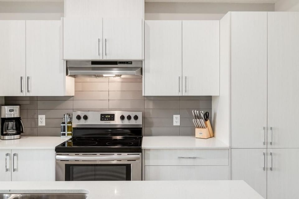 Pet Friendly, Free Parking, Close to Downtown Apartment in Calgary