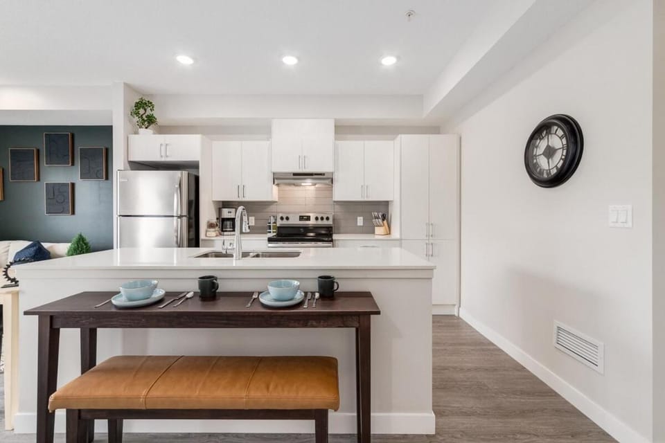 Pet Friendly, Free Parking, Close to Downtown Apartment in Calgary