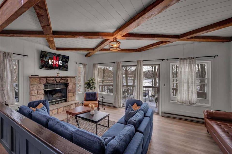 Lakefront Movie Theater, Hot Tub, Arcade, Boats House in Pocono Mountains