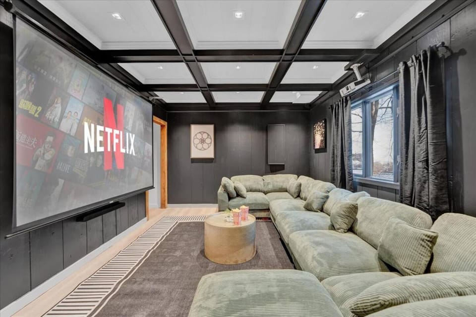 Lakefront Movie Theater, Hot Tub, Arcade, Boats House in Pocono Mountains
