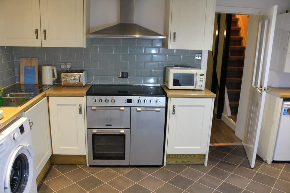 Kitchen or kitchenette, oven