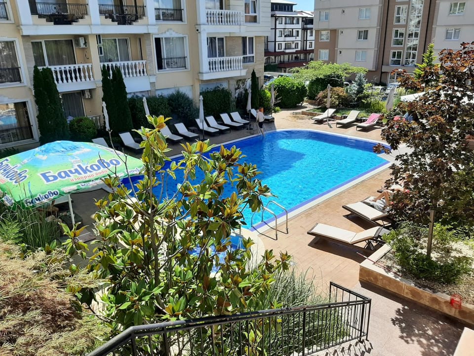 Pool view, Swimming pool, sunbed