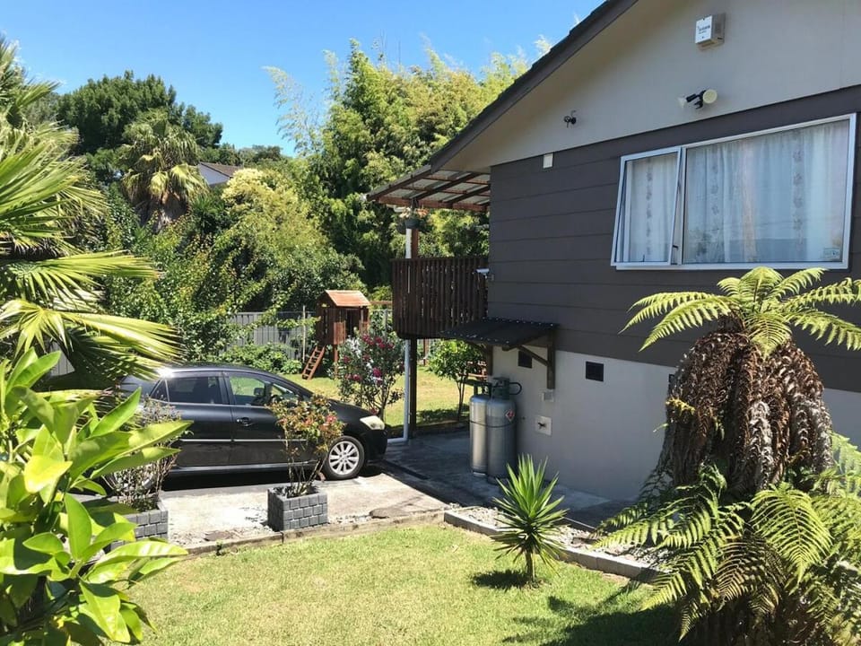 Palm House - Serene Private Oasis House in Auckland