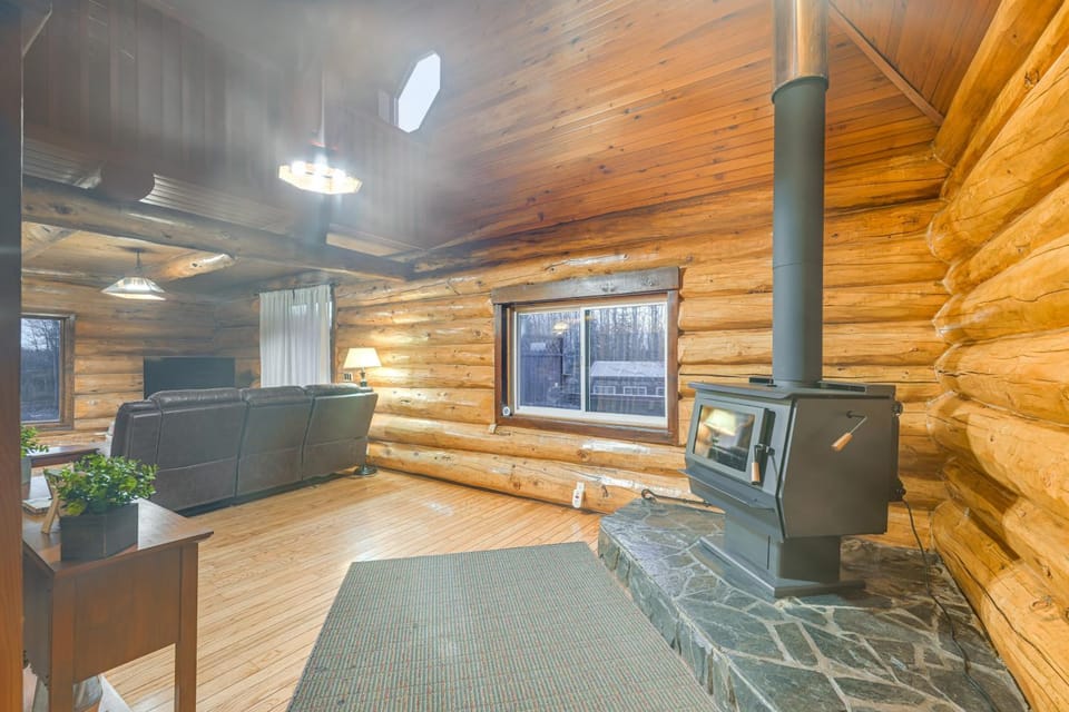 < 1 Mi to Kenai River: Spacious Cabin w/ Deck! Cabin in Sterling