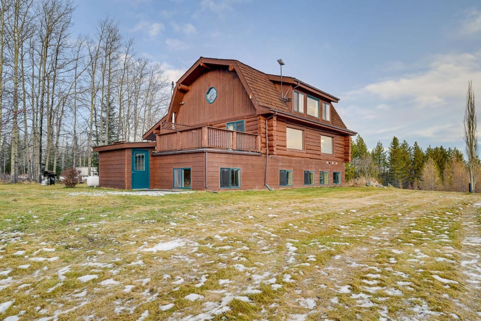 < 1 Mi to Kenai River: Spacious Cabin w/ Deck! Cabin in Sterling