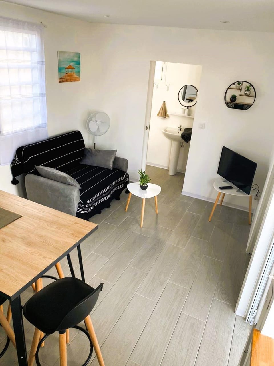 TV and multimedia, Living room, Seating area, Dining area