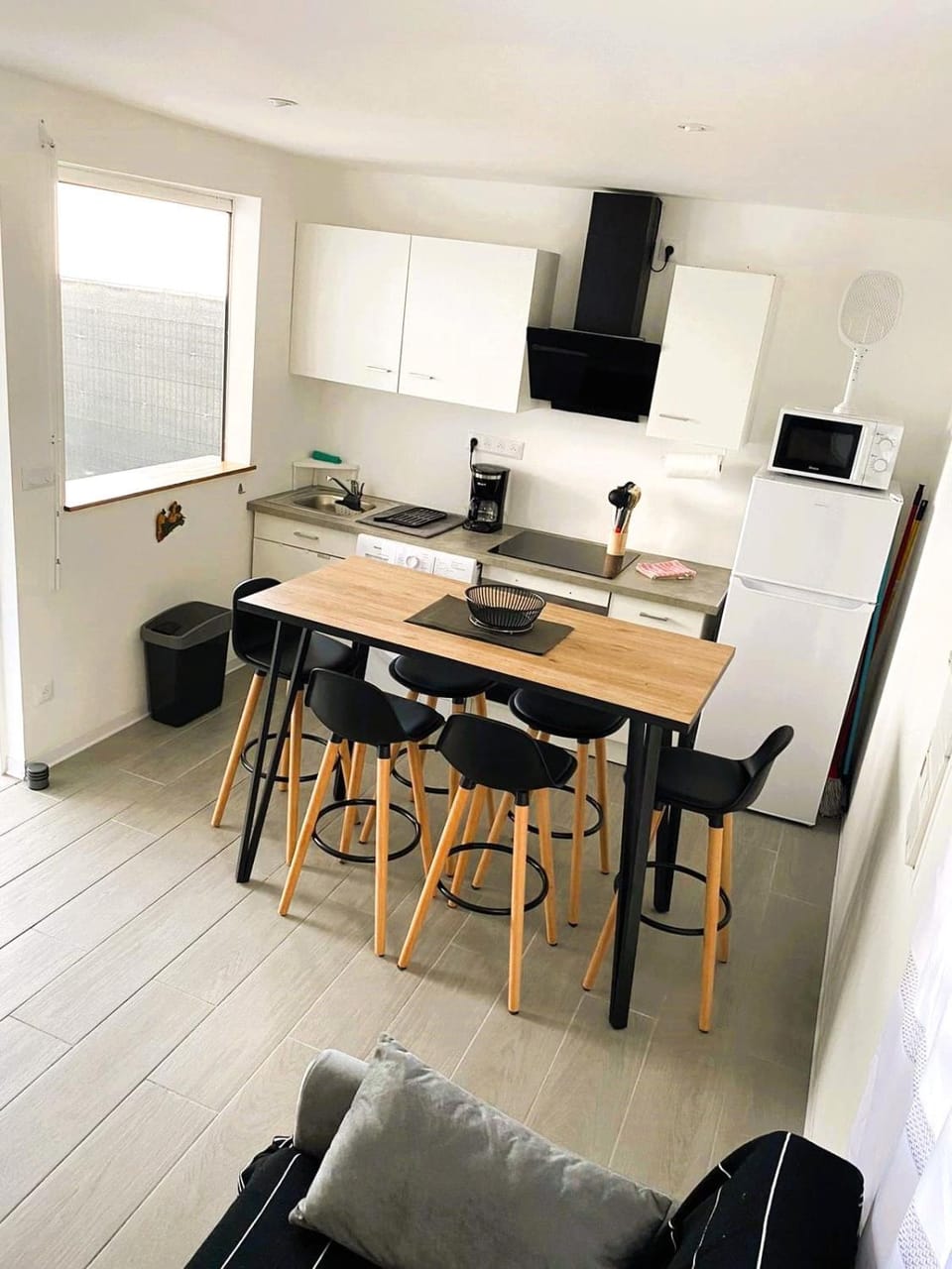Kitchen or kitchenette, Dining area, oven, stove