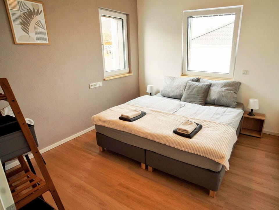 Bed, Photo of the whole room, Bedroom, towels