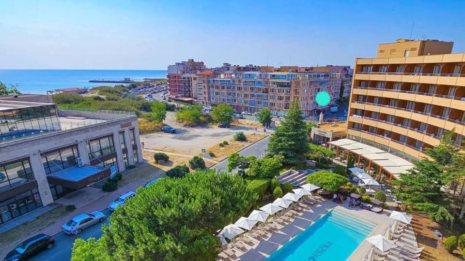 Property building, Nearby landmark, Bird's eye view, Location, Parking