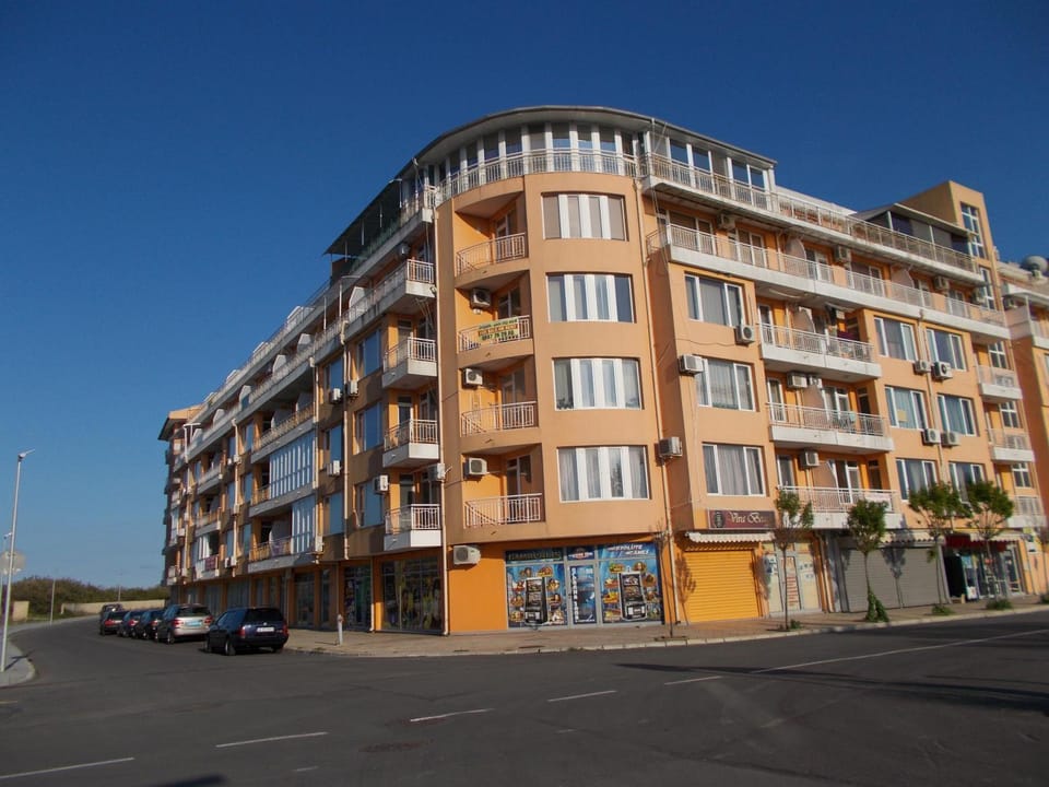 Nearby landmark, Restaurant/places to eat, Facade/entrance, Natural landscape, Fitness centre/facilities, Beach, Supermarket/grocery shop, Swimming pool