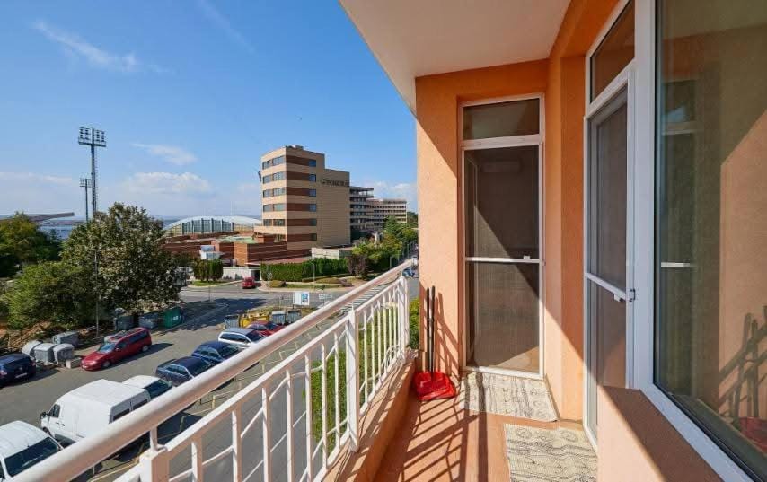 Property building, View (from property/room), Balcony/Terrace, Street view, Parking