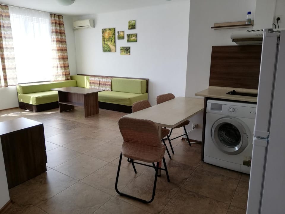 Kitchen or kitchenette, Living room, Seating area, Dining area