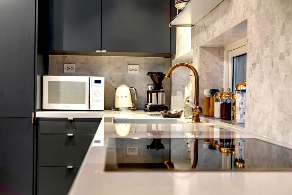 Coffee/tea facilities, Kitchen or kitchenette, dishwasher, microwave, oven, stove