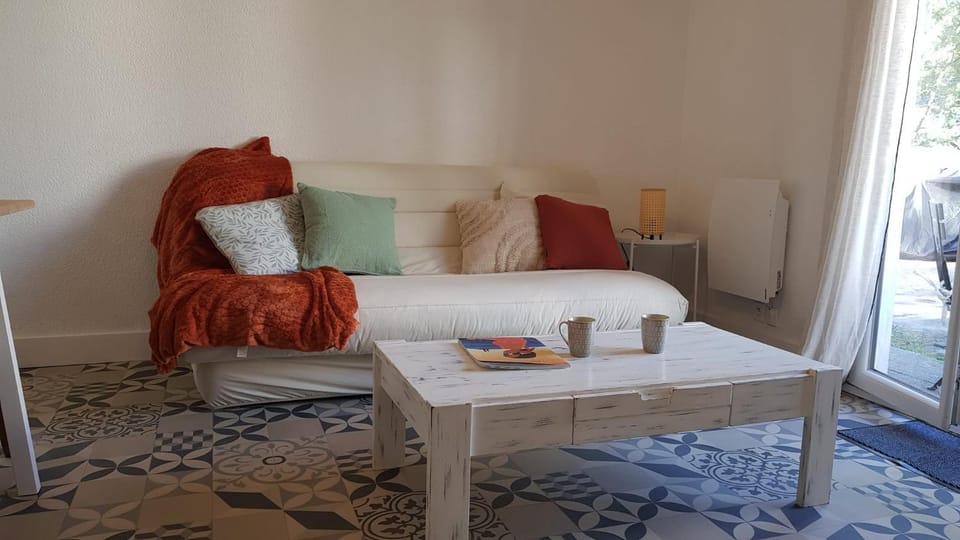 Bed, Seating area, Dining area