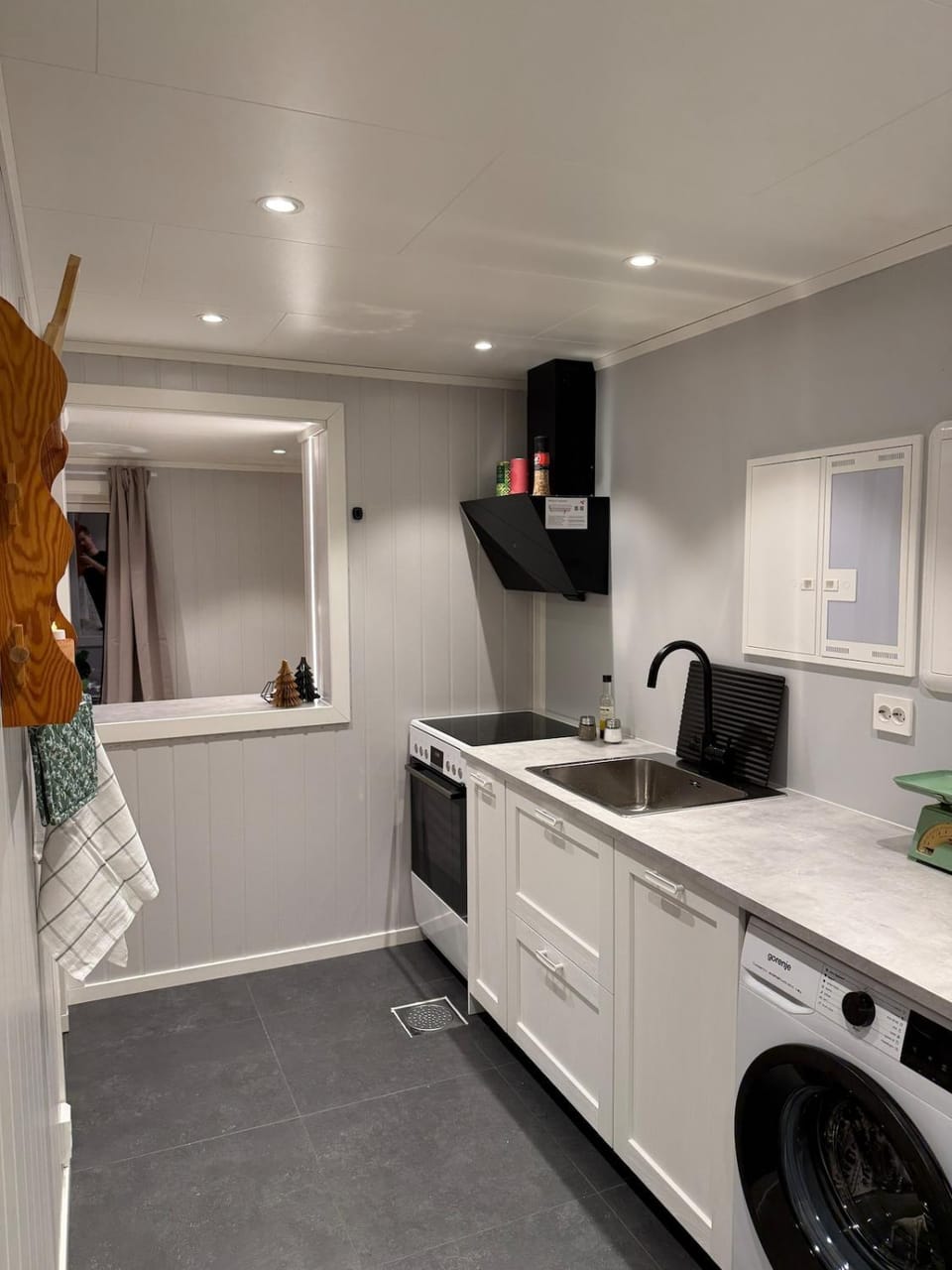Kitchen or kitchenette, oven, pet friendly, stove