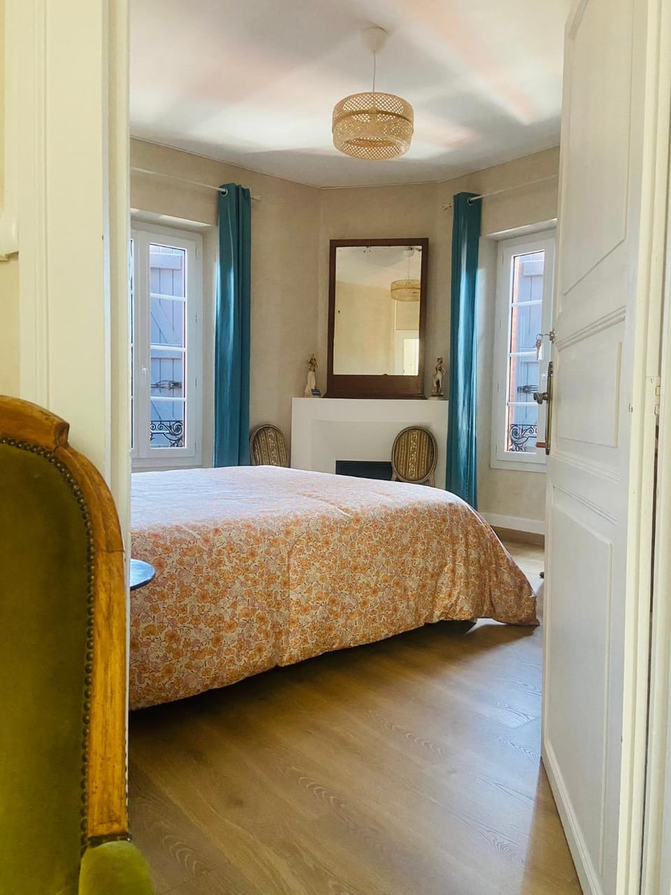 Bed, Seating area, Bedroom
