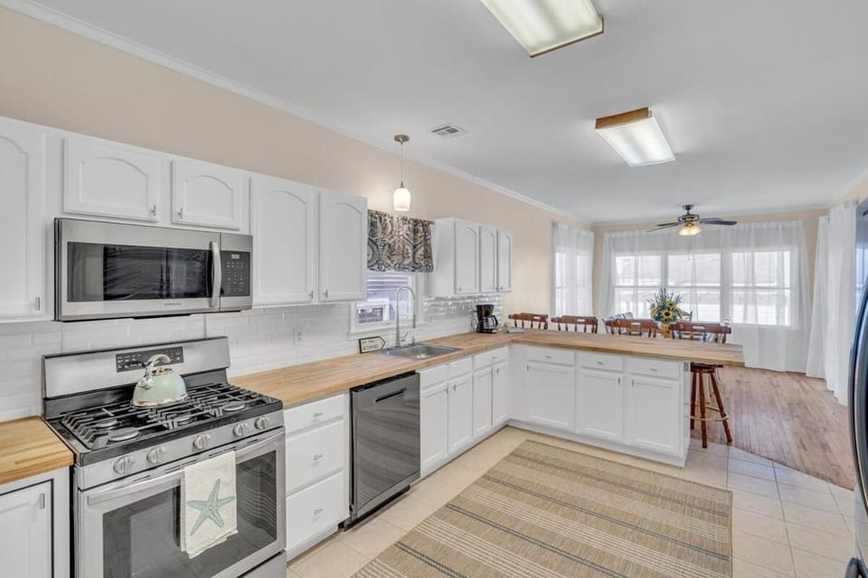 Bayview Coastal Home - Steps to Shore & Free Parking Villa in Middletown